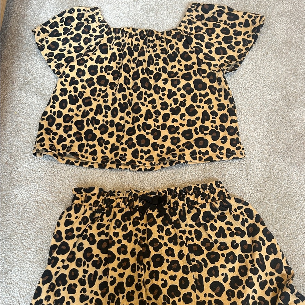 Leopard Print skort Set. Stylish every day wear can fit 7-9, only worn once.